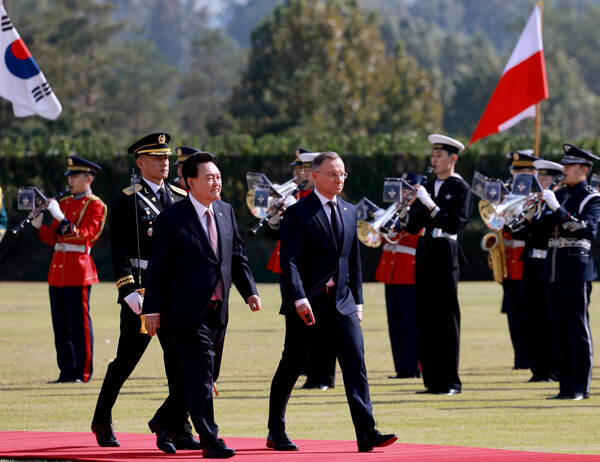 윤석열 대통령이 24일 서울 용산 대통령실 앞 잔디마당에서 열린 안제이 두다 폴란드 대통령 국빈 방한 공식 환영식에서 두다 대통령과 의장대를 사열하고 있다. 2024.10.24 연합뉴스