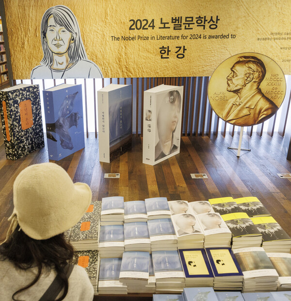 16일 오전 서울 종로구 교보문고 광화문점을 찾은 시민이 노벨문학상을 수상한 한강의 작품들을 고르고 있다. 한강 작가의 노벨문학상 수상 이후 그의 작품들을 읽으려는 독자들이 몰리면서 한강의 책들은 엿새 만에 누적 기준으로 100만부 넘게 팔렸다. 2024.10.16. 연합뉴스