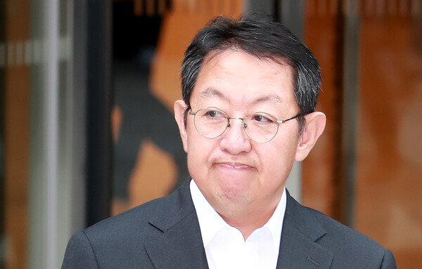 2016년 8월 29일 감찰 내용 유출 의혹으로 검찰 수사를 받으며 청와대에 사표를 제출한 이석수 특별감찰관이 서울 종로구 청진동 특별감찰관실 사무소를 나서고 있다. 2016.8.29. 연합뉴스