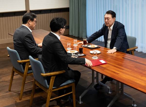 윤석열 대통령이 21일 서울 용산 대통령실 앞 파인그라스에서 국민의힘 한동훈 대표를 만나 대화하고 있다. 이 자리에는 정진석 대통령 비서실장이 배석했다. 2024.10.21 [대통령실 제공] 연합뉴스