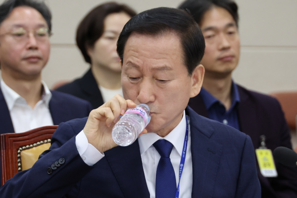 류희림 방송통신심의위원장이 21일 오전 국회에서 열린 과학기술정보방송통신위원회의 국정감사에서 위원 질의에 답하기 앞서 물을 마시고 있다. 연합뉴스