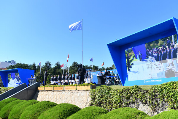24일 부산 유엔기념공원에서 열린 제79주년 유엔의 날 기념식에서 유엔기가 펄럭이고 있다. 2024.10.24 [부산시 제공. 재판매 및 DB 금지]