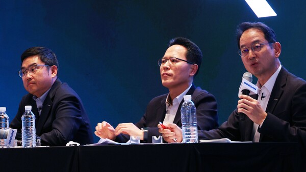 스캇 박 두산밥캣 부회장이 21일 오후 서울 중구 플라자호텔에서 열린 두산에너빌리티-두산로보틱스 분할합병 건 기자간담회에서 취재진 질문에 답하고 있다. 왼쪽부터 류정훈 두산로보틱스 대표, 박상현 두산에너빌리티 대표, 스캇 박 두산밥캣 부회장. 2024.10.21. 연합뉴스