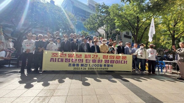 실천단 100일 투쟁 모습으로 민노총, 정의구현사제단, 민언련 등 20여개 단체가 실천단과 함께 조선일보, 동아일보 앞에서 시위를 벌였다. 최병선 위원 사진.  