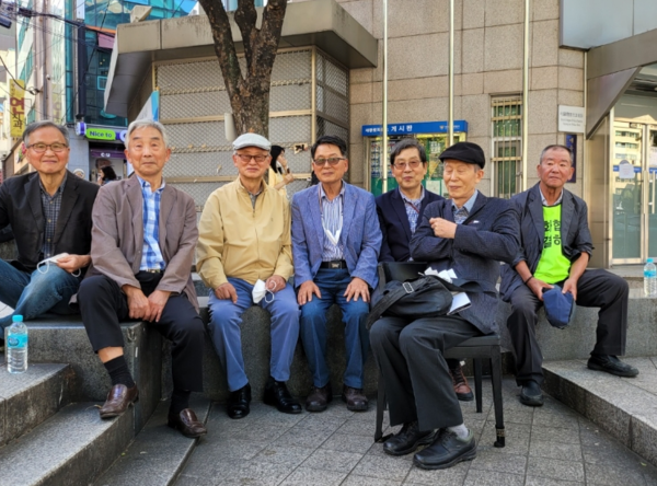 1000일 시위 후 기념사진을 찍은 동아, 조선투위 위원들. 왼쪽부터 최병선, 이명순, 이부영 위원장, 김동현 부위원장, 성한표 조투위원장, 신홍범 전위원장이다. 최병선 위원 사진. 