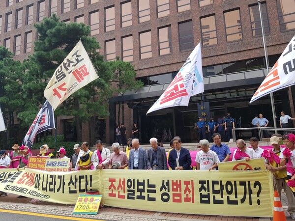 지난 8월 26일 조선일보 논설위원과 국정원 직원의 여기자 상대 성희롱의혹 규탄시위를 조선일보 앞에서 벌이고 있다. 조선일보는 후에 해당 논설위원을 직위해제한 것으로 전해졌다. 최병선 사진.