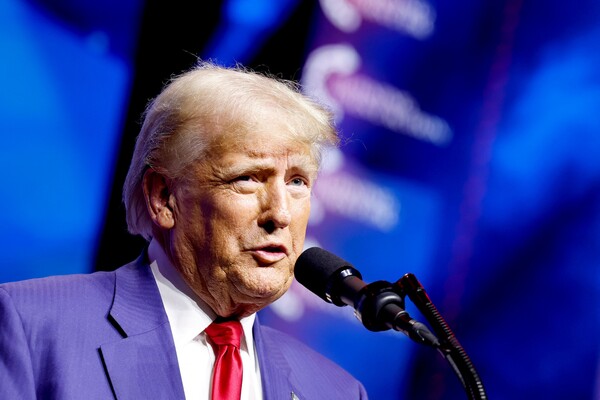 도널드 트럼프 전 미국 대통령이 대선 투표일을 12일 앞둔 24일 경합주의 하나인 네바다주 라스베이거스 토마스 맥센터를 찾아 막바지 유세를 하고 있다. 2024.10.24. AFP 연합뉴스 