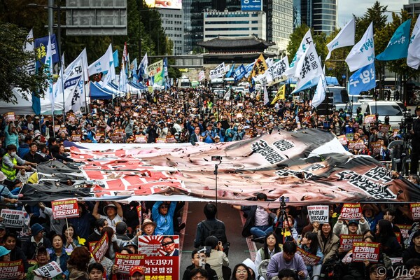 19일 시청역 앞에서 열린 10월 전국집중촛불에서 시민들이 김용현 국방부 장관, 여인형 국군 방첩 사령관, 이진우 수도방위 사령관, 신원식 국가안보실장의 사진이 담긴 현수막을 찢는 퍼포먼스를 하고 있다. 2024.10.19. 이호 작가