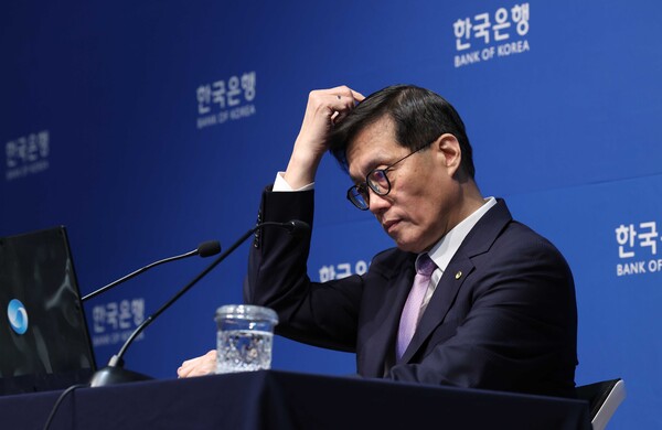 이창용 한국은행 총재가 11일 서울 중구 한국은행에서 열린 금융통화위원회 기준금리 결정에 관한 기자간담회에 참석하고 있다. 2024.10.11. 연합뉴스