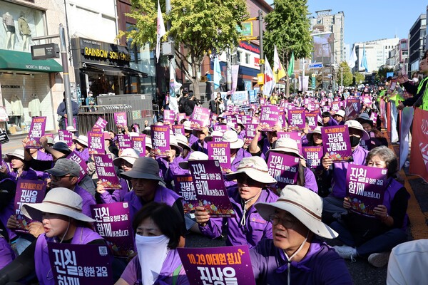 10·29 이태원 참사 유가족들이 26일 오후 이태원 참사 기억과 안전의 길(서울 용산구 이태원역 1번 출구 앞)에서 보라 리본 행진에 앞서 구호를 외치고 있다. 2024.10.26. 임석규 프리랜서 기자 