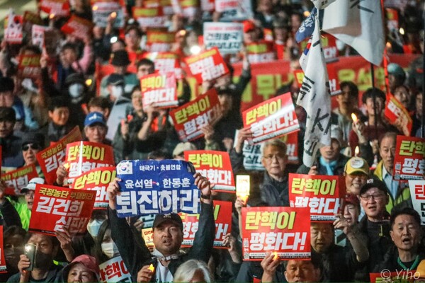 26일 오후 서울 중구 시청역 앞 대로에서 열린 '윤석열 퇴진 김건희 특검' 112차 촛불대행진에 참가한 시민들이 구호를 외치고 있다. 2024.10.26. 이호 작가