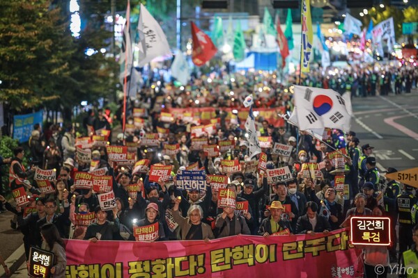 26일 오후 서울 중구 시청역 앞 대로에서 열린 '윤석열 퇴진 김건희 특검' 112차 촛불대행진에 참가한 시민들이 도심을 행진하고 있다. 2024.10.26. 사진 이호 작가