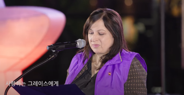 26일 이태원 참사 2주기 시민추모대회에서 조앤 래치드 씨가 희생자인 딸 그레이스 래치드 씨에게 쓴 편지를 읽고 있다. 2024.10.26. 이태원참사시민대책회의 유튜브 화면