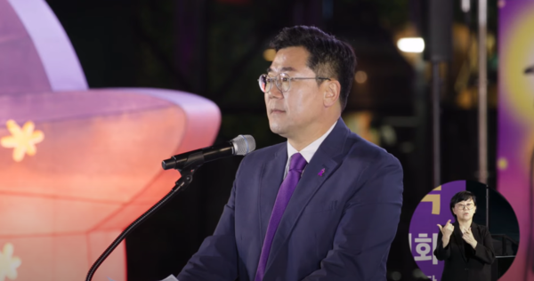 26일 이태원 참사 2주기 시민추모대회에서 더불어민주당 박찬대 원내대표가 발언을 시작하자 유가족들은 환호했다. 2024.10.26. 이태원참사시민대책회의 유튜브 화면