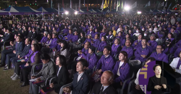 26일 오후 6시 34분 서울광장에서 이태원 참사 2주기 시민추모대회를 개최했다. 2024.10.26. 이태원참사시민대책회의 유튜브 화면