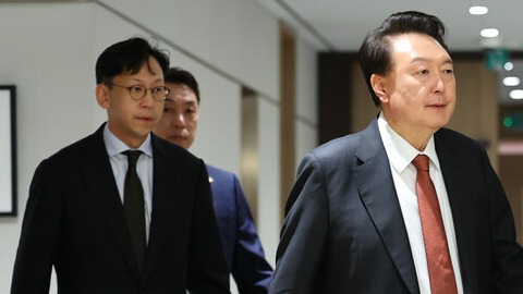 윤석열 대통령이 2일 서울 용산 대통령실 청사에서 열린 중동 사태에 따른 긴급 경제·안보 점검회의에 참석하고 있다. 2024.10.2 [대통령실통신사진기자단] 연합뉴스