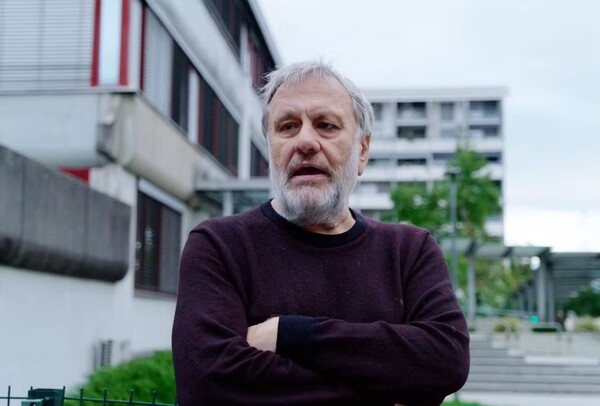 슬라보예 지젝.   일본경제신문 10월 26일