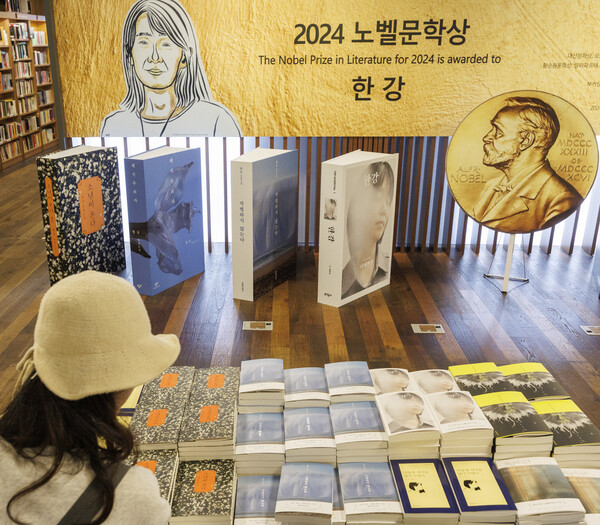 지난 16일 오전 서울 종로구 교보문고 광화문점을 찾은 시민이 노벨문학상을 수상한 한강의 작품들을 고르고 있다. 한강 작가의 노벨문학상 수상 이후 그의 작품들을 읽으려는 독자들이 몰리면서 한강의 책들은 엿새 만에 누적 기준으로 100만부 넘게 팔렸다. 2024.10.16. 연합뉴스
