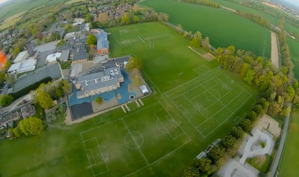 우리 아이들이 재학한 중고등학교인 임핑턴 빌리지 칼리지 전경. 축구장과 럭비장이 다섯 개쯤 들어갈 만한 잔디운동장과 체육관, 수영장 등을 갖추고 있다. © IVCMAC