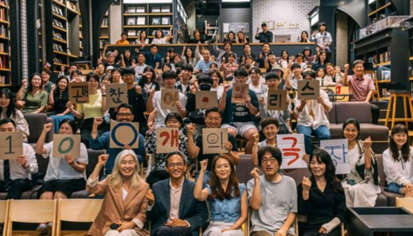 전국을 돌며 ‘100개의 극장’을 열고 있는 '괜찮아, 앨리스' 시사회. 앞줄 왼쪽에서 두 번째가 오연호 제작자, 세 번째가 양지혜 감독. © 오마이뉴스