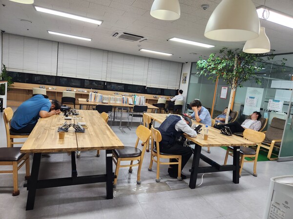 평일 오전 3시경 합정역에 위치한 이동노동자 쉼터에서 과로에 지친 대리기사들이 휴식을 취하고 있다. 이득신 작가