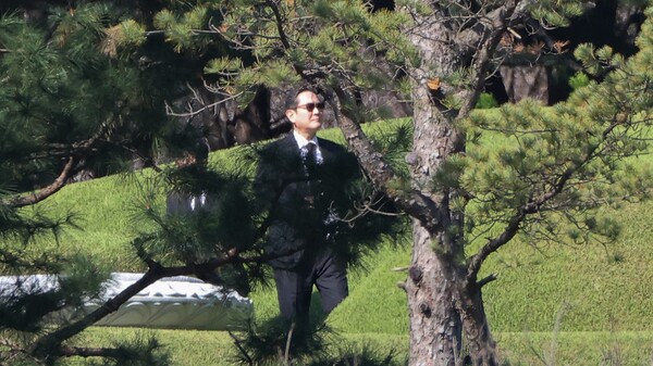 이재용 삼성전자 회장이 25일 오전 경기도 수원 선영에서 치러진 고 이건희 삼성그룹 회장의 4주기 추도식에 참석하고 있다. 2024.10.25. 연합뉴스