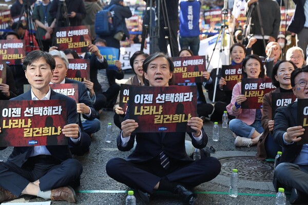 조국혁신당 조국 대표(가운데)가 황운하 원내대표(오른쪽), 사회민주당 한창민 대표(왼쪽) 등과 함께 26일 서울 대검찰청 앞에서 열린 '검찰 해체, 윤석열 탄핵 선언대회'에 손팻말을 들고 참석해 있다. 2024.10.26. 조국혁신당