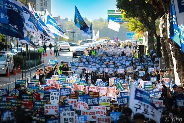 26일 서울 서초동 대검찰청 앞에서 조국혁신당 주최로 '검찰 해체, 윤석열 탄핵 선언대회'가 열리고 있다. 2024.10.26.  이호 사진 작가