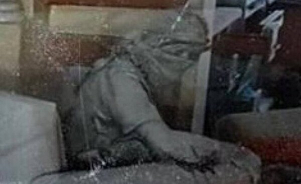 카피예를 뒤집어 쓰고 한 쪽 팔의 절반이 잘린 채 죽어가는 신와르의 마지막 모습 