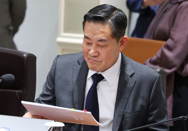 신원식 국가안보실장이 29일 서울 용산 대통령실 청사에서 열린 국무회의 시작에 앞서 자료를 살피고 있다. 2024.10.29. 연합뉴스