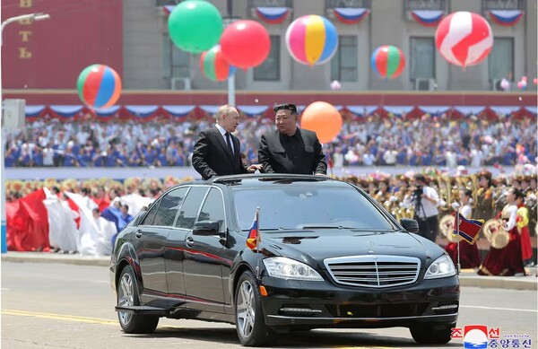 지난 6월 평양을 방문한 블라디미르 푸틴 러시아 대통령이 김일성 광장에서 열린 환영식에서 김정은 국무위원장과 함꼐 자동차를 타고 얘기하고 있다.   가디언 10월 25일