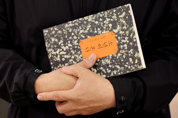 노벨문학상을 수상한 소설가 한강의 책을 한 시민이 14일 오전 서울 종로구 교보문고 광화문점에서 구매해 손에 안고 있다. 2024.10.14 연합뉴스