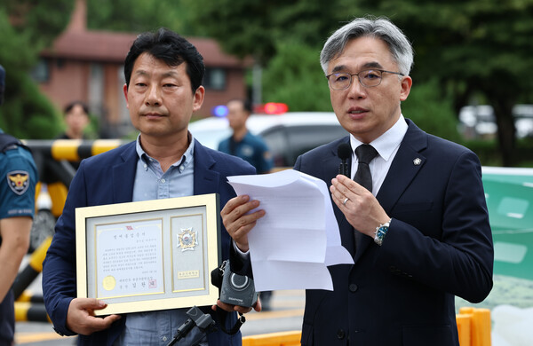 15일 서울 노원구 육군사관학교 앞에서 독립운동가 윤기섭 선생의 손자인 정철승 변호사가 선조들에게 수여된 육사 명예졸업증서 반납에 앞서 기자회견을 하고 있다. 2023.9.15. 연합뉴스