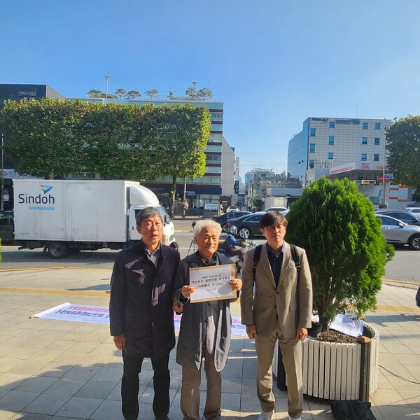 기자회견을 끝으로 김영환 대외협력실장, 임재성 변호사, 이창환 씨는 항의서한을 대법원에 제출했다. 2024.10.30. 김민주 기자