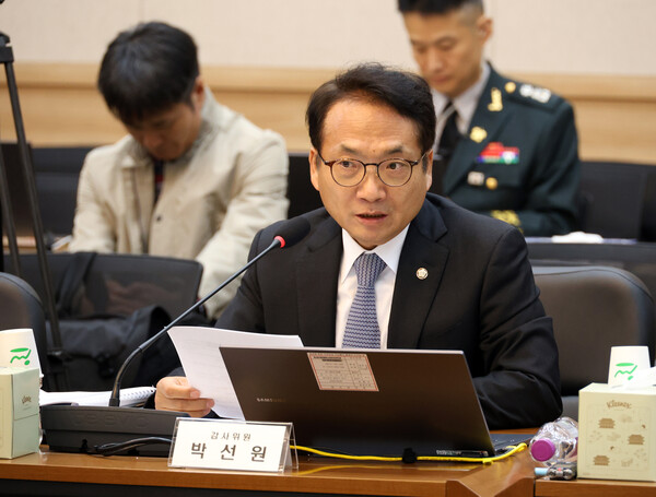 더불어민주당 박선원 의원이 17일 충남 계룡대 육군본부에서 열린 국회 국방위원회 국정감사에서 질의하고 있다. 박 의원은 정보위원회 야당 간사직을 겸하고 있다. 2024.10.17. 연합뉴스 