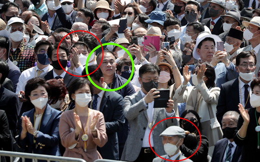 2022년 5월 10일 국회에서 열린 윤석열 대통령 취임식에 명태균 씨(녹색 원)가 도이치모터스 주가조작 혐의를 받는 권오수 회장의 아들 권혁민 대표(왼쪽 빨간 원), 지난해 별세한 윤 대통령의 부친 윤기중 연세대 명예교수(오른쪽 빨간 원) 등과 함께 '주요 인사' 석에 앉아있는 모습. 사진=국방홍보원