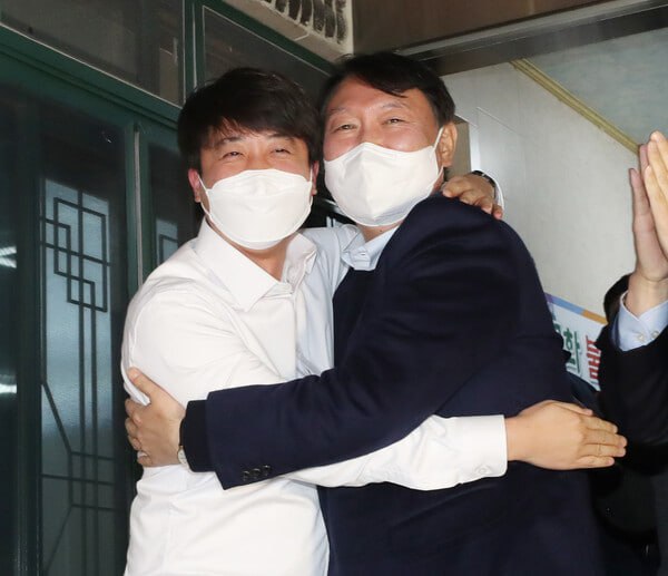 국민의힘 이준석 대표(왼쪽)와 윤석열 대선 후보가 3일 오후 울산시 울주군 한 식당에서 만찬 회동 후 취재진 앞에서 대선 승리를 다짐하고 있다. 2021.12.3. 연합뉴스