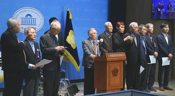 김상근 목사(가운데)를 비롯한 시민사회 원로들이 31일 오후 국회 소통관에서 윤석열 대통령 임기 2년 단축 개헌을 제안하는 기자회견을 열고 있다. 전국비상시국회의