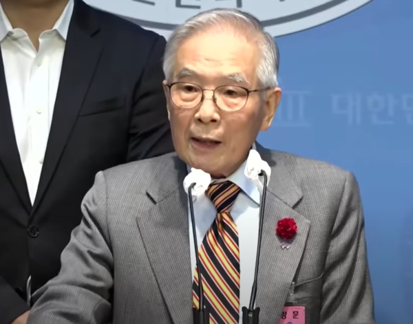 김상근 목사가 31일 오후 국회 소통관에서 열린 윤석열 대통령 임기 2년 단축 개헌을 제안하는 시민사회 원로들의 기자회견에서 발언하고 있다. 오마이TV 중계 영상 갈무리