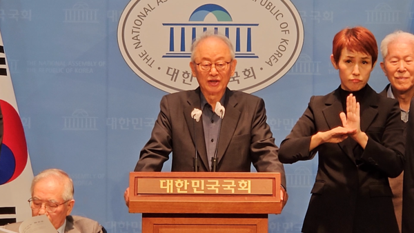 이부영 동아투위 위원장이 31일 오후 국회 소통관에서 열린 윤석열 대통령 임기 2년 단축 개헌을 제안하는 시민사회 원로들의 기자회견에서 발언하고 있다. 전국비상시국회의