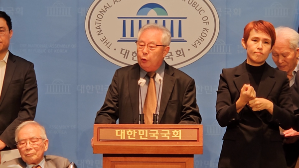 장임원 전 민주화를 위한 교수협의회 의장이 31일 오후 국회 소통관에서 열린 윤석열 대통령 임기 2년 단축 개헌을 제안하는 시민사회 원로들의 기자회견에서 회견문을 낭독하고 있다. 전국비상시국회의