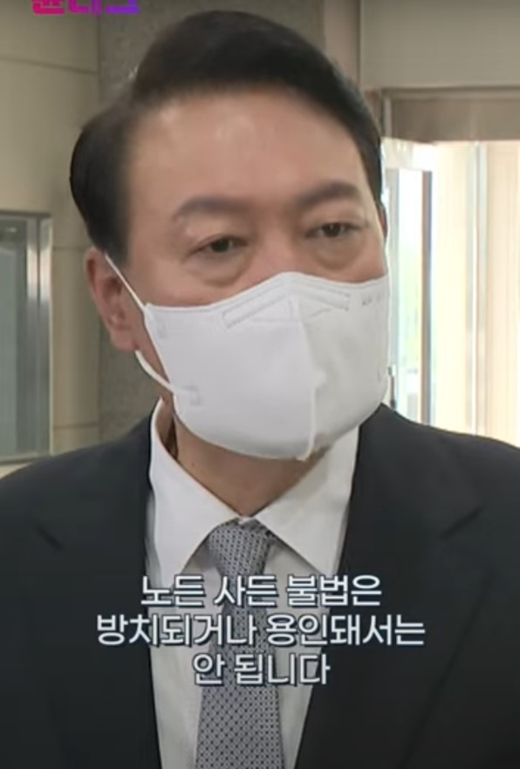 윤석열 대통령이 2022년 7월 19일 출근길 약식 기자회견에서 대우조선해양 파업과 관련한 생각을 밝히고 있다. 2024.10.31. 유튜브 채널 윤니크