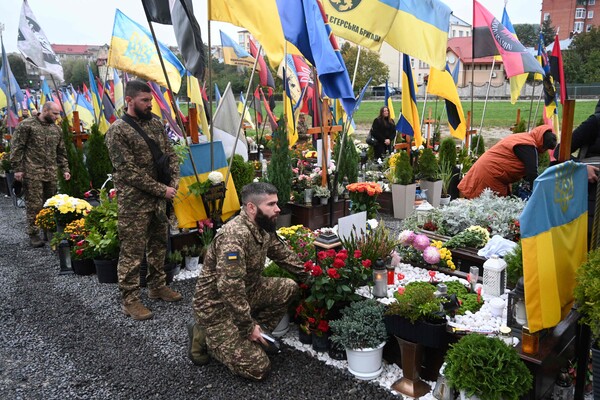 우크라이나 군인들이 10월 1일, 러시아의 우크라이나 침공이 진행 중이던 리비우의 국가 "수호자의 날"에 리차키프 묘지에서 전사한 우크라이나 군인들에게 경의를 표하고 있다.2024.10.1. AFP 연합뉴스