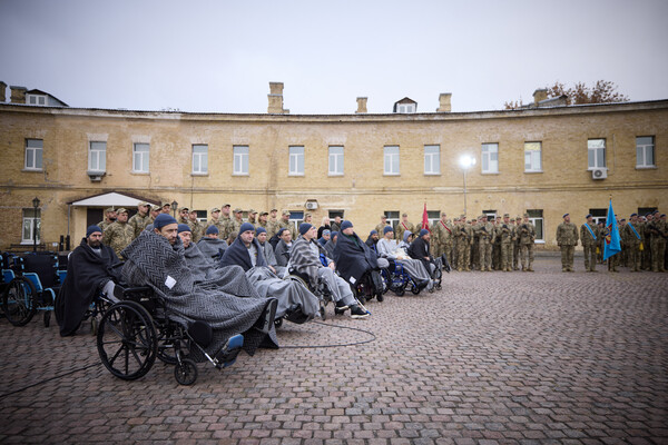 10월 1일 우크라이나의 수도 키이우에서 열린 국가 "수호자의 날" 기념 행사에 참석한 부상당한 우크라이나 군인들. 2024.10.1 AFP 연합뉴스