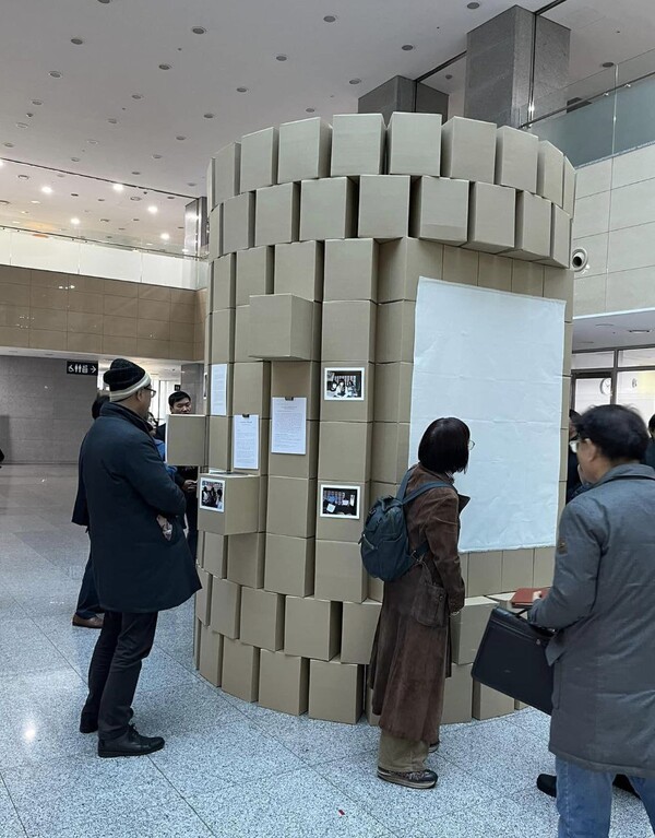 국회 사무처의 사전검열로 텅 빈 화폭만 전시된 《바람, 불다: 표현의 자유와 국가보안법》 광경, 사진출처: 민형배 국회의원 페이스북