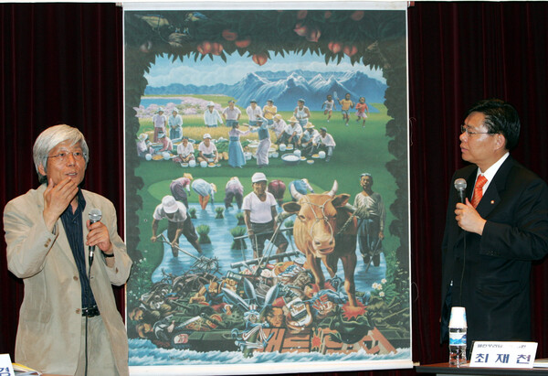 9일 오후 국회 도서관에서 열린 국가보안법 1차 청문회 '국가보안법과 표현의 자유'에서 성완경교수(좌)가 신학철의 그림에 대해 진술하고 있다. 2005.5.9. 연합뉴스