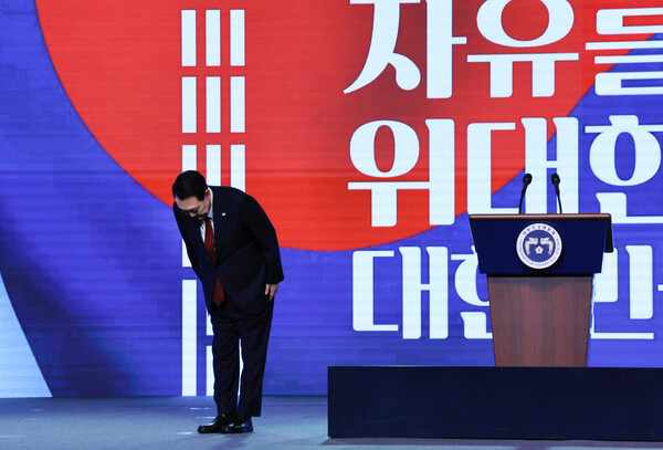 윤석열 대통령이 1일 서울 중구 유관순 기념관에서 열린 제105주년 3.1절 기념식에서 기념사를 하기 전 인사하고 있다. 2024.03. 01