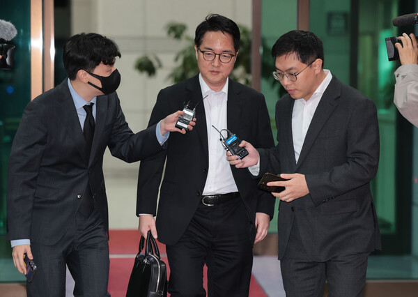 심우정 검찰총장이 2일 서울 서초구 대검찰청에서 퇴근하고 있다. 이날 검찰은 명품가방 등을 수수한 의혹을 받은 윤석열 대통령 부인 김건희 씨와 김건희 씨에게 명품가방 등을 건넨 최재영 목사를 무혐의 처분했다. 2024.10.2. 연합뉴스