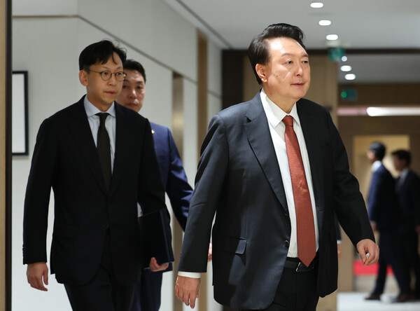 윤석열 대통령이 2일 서울 용산 대통령실 청사에서 열린 중동 사태에 따른 긴급 경제·안보 점검회의에 참석하고 있다. 2024.10.2 [대통령실통신사진기자단] 연합뉴스