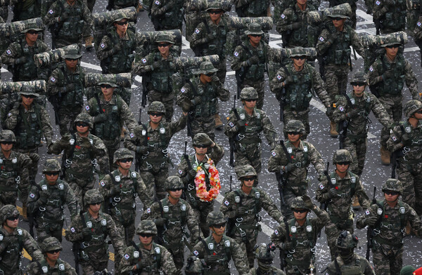 제76회 국군의 날 행사에 동원된 해병대 병사들이 1일 서울 세종대로에서 행진하고 있다. 단독무장을 하고 위용을 내보이고 있다. 2024.10.1. 연합뉴스 